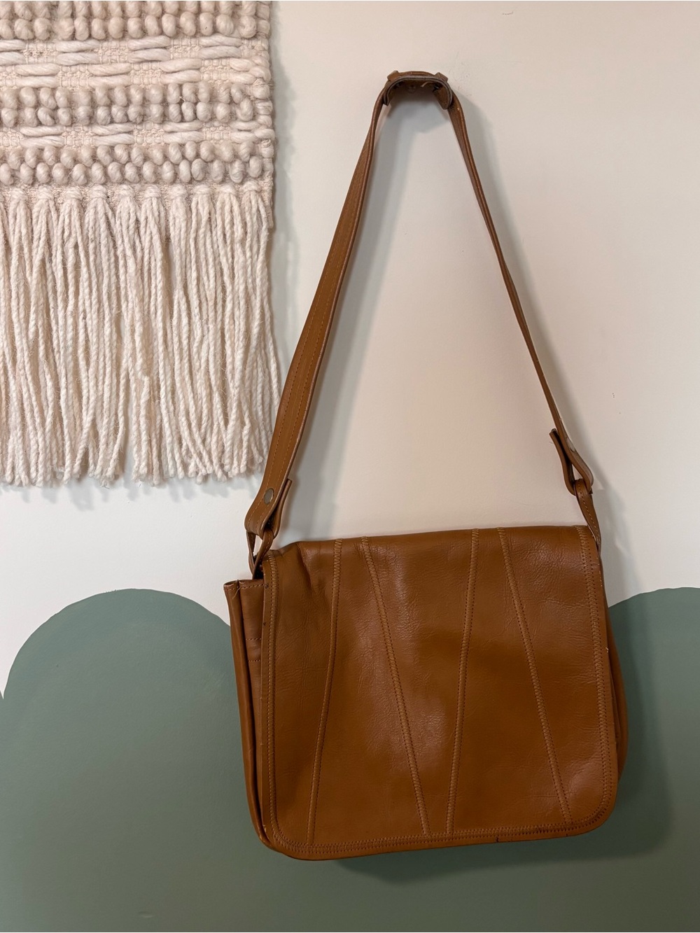 Vintage Tan leather shoulder bag with vertical stitching